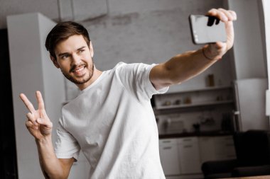 Selfie alma ve barış hareketi evde yapma yakışıklı delikanlı