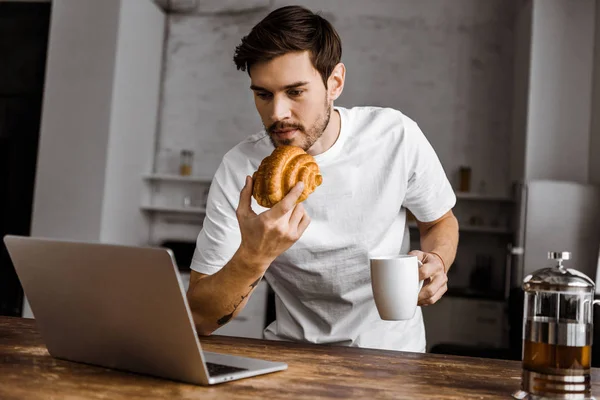 Aantrekkelijke Jonge Freelancer Met Kopje Thee Croissant Laptop Bezig Met — Gratis stockfoto
