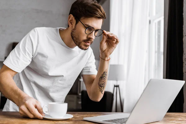 Benadrukt Jongeman Met Koffie Kijken Laptop Scherm Thuis — Stockfoto