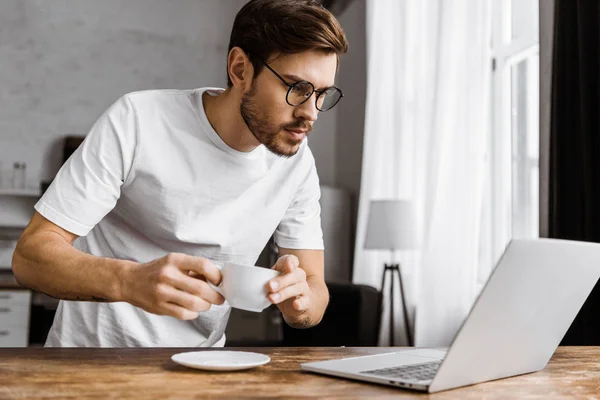 Jovem Freelancer Atraente Com Café Trabalhando Com Laptop Casa — Fotografia de Stock