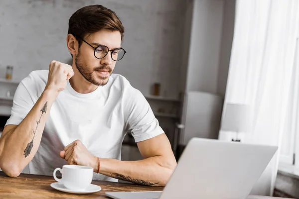 Jovem Freelancer Bonito Com Café Trabalhando Com Laptop Casa — Fotografia de Stock