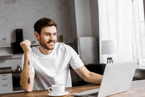 Aufgeregter Junger Mann Beim Kaffee Mit Laptop Hause — Stockfoto