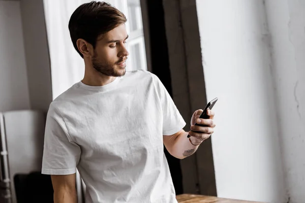 Joven Guapo Usando Smartphone Casa — Foto de Stock