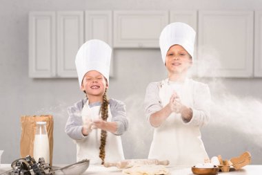 having oyunculuk ile un mutfağında chef şapka küçük mutlu çocuk 