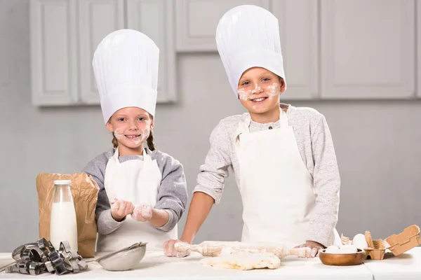 Hermana Hermano Sombreros Chef Divirtiéndose Con Harina Mesa Cocina — Foto de Stock