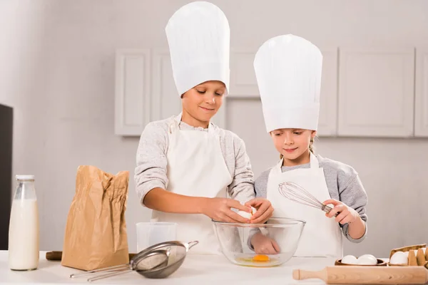 Hermana Hermano Rompiendo Huevos Tazón Durante Preparación Alimentos Mesa Cocina — Foto de stock gratuita