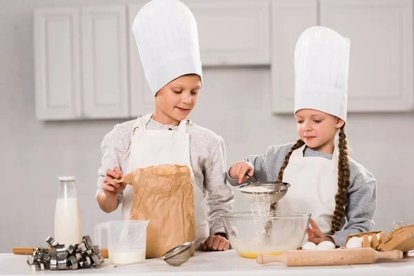 Bambini Felici Grembiuli Setacciando Farina Attraverso Setaccio Ciotola Tavola Cucina — Foto Stock