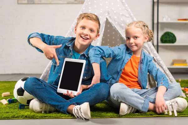 Junge Zeigt Auf Digitales Tablet Mit Leerem Bildschirm Und Seine — Stockfoto