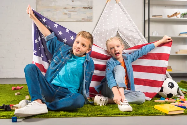 Adorables Niños Mostrando Bandera Nacional Americana Cerca Wigwam Concepto Del — Foto de stock gratis