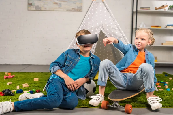 Niño Usando Auriculares Realidad Virtual Hermana Señalando Con Dedo Mientras — Foto de stock gratis