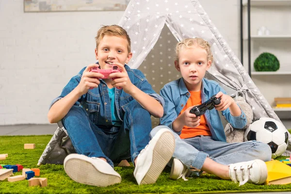 Adorable Hermana Hermano Jugando Con Joysticks Cerca Wigwam Casa — Foto de Stock