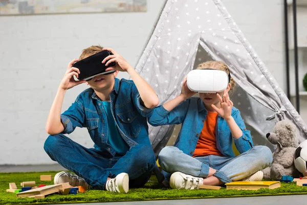 Μικρά Παιδιά Χρησιμοποιώντας Κάσκες Εικονικής Πραγματικότητας Κοντά Wigwam Στο Σπίτι — Δωρεάν Φωτογραφία