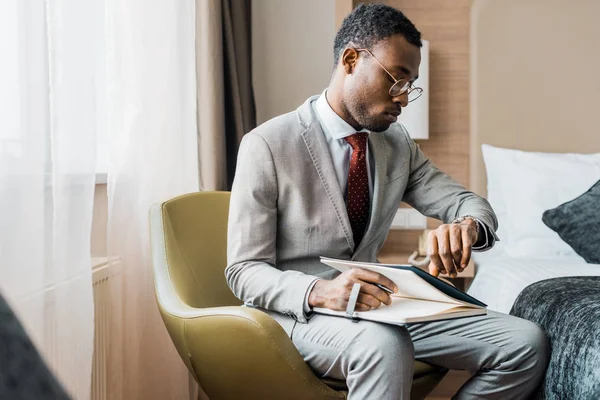 Empresário Afro Americano Desgaste Formal Com Diário Olhando Para Relógio — Fotografia de Stock