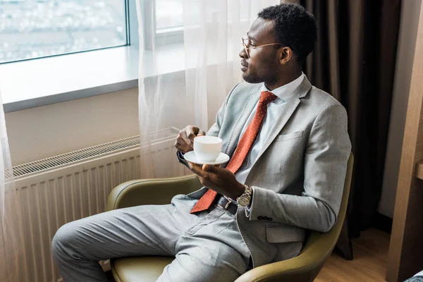 Αφρικανικός Αμερικανός Επιχειρηματίας Κρατώντας Φλιτζάνι Καφέ Και Ψάχνει Στο Παράθυρο — Φωτογραφία Αρχείου