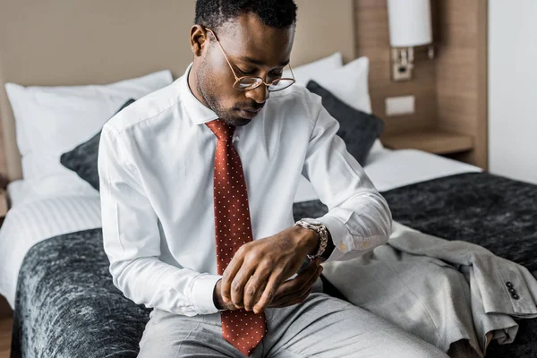 Elegant Businessman Formal Wear Red Tie Wearing Wristwatch — Free Stock Photo