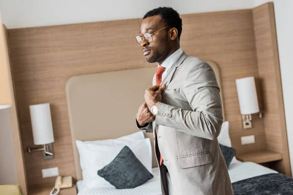 Ejecutivo Afroamericano Hombre Negocios Vistiendo Chaqueta Gris Habitación Hotel — Foto de stock gratuita