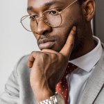 Cher bel homme d'affaires afro-américain à lunettes