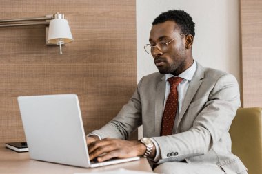 Afrika kökenli Amerikalı işadamı Laptop otel odasında yazmaya odaklı
