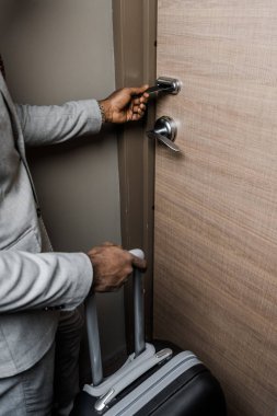 Bavul açılış kapı ile işadamı görünümünü ile elektronik anahtar otel içinde kırpılmış