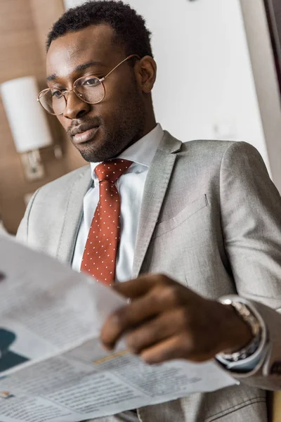 Allvarlig Afroamerikanska Affärsman Glasögon Läsa Tidningen — Stockfoto