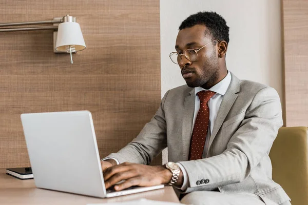 Afrika Kökenli Amerikalı Işadamı Laptop Otel Odasında Yazmaya Odaklı — Stok fotoğraf