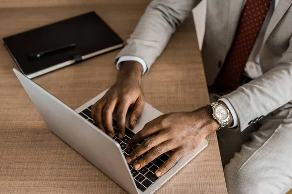 Vista Parcial Del Hombre Negocios Afroamericano Escribiendo Portátil —  Fotos de Stock