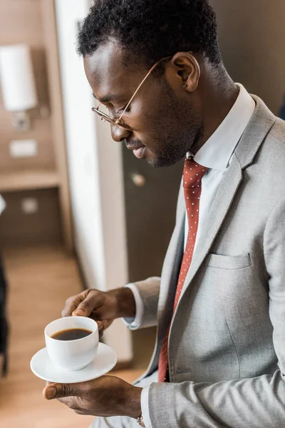 Uomo Affari Afroamericano Guardando Una Tazza Caffè Camera Albergo — Foto Stock