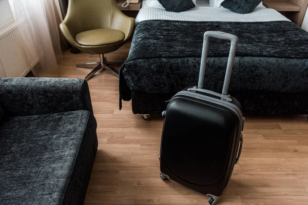 Μαύρη Βαλίτσα Για Ταξίδια Στο Δωμάτιο Του Ξενοδοχείου Κρεβάτι Και — Φωτογραφία Αρχείου
