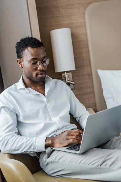 Hombre Negocios Afroamericano Utilizando Ordenador Portátil Habitación Hotel — Foto de Stock