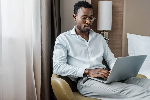 Молодий Афроамериканець Бізнесмен Працює Над Ноутбук Готельному Номері — стокове фото