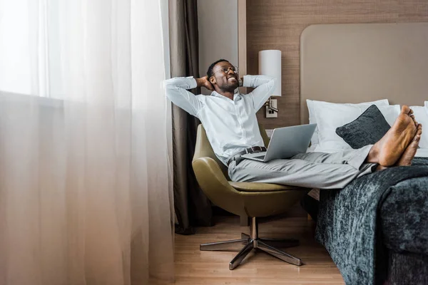 Sonriente Joven Afroamericano Hombre Negocios Relajarse Habitación Hotel Con Ordenador —  Fotos de Stock