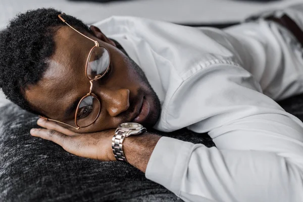 African American Man Eyeglasses Lying Bed — Stock Photo, Image