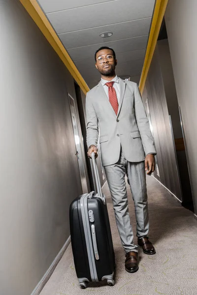 African American Businessman Luggage Walking Hotel Corridor — Free Stock Photo