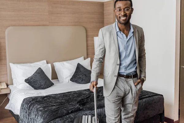 Guapo Sonriente Afroamericano Hombre Negocios Con Maleta Habitación Hotel —  Fotos de Stock