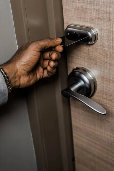 Vista Cortada Homem Americano Africano Que Abre Porta Com Cartão — Fotografia de Stock