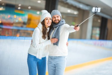 Çift alarak selfie smartphone üzerinde buz pateni pisti vakit süre birlikte