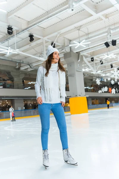 Fröhliche Junge Frau Weißen Pullover Läuft Allein Auf Eisbahn — kostenloses Stockfoto