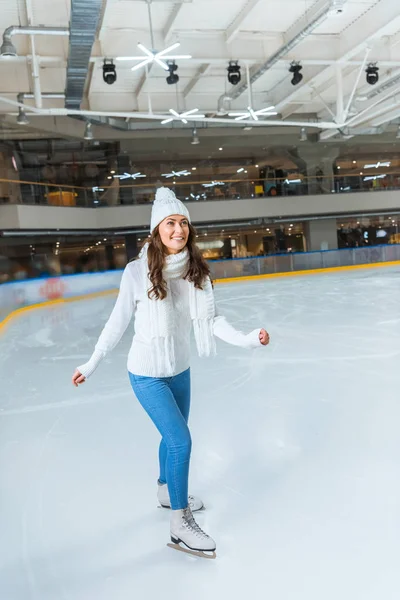 Jonge Aantrekkelijke Vrouw Gebreide Trui Schaatsen Ijsbaan Alleen Glimlachen — Stockfoto