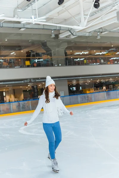 Lächelnde Junge Attraktive Frau Strickpullover Läuft Allein Auf Der Eisbahn — kostenloses Stockfoto