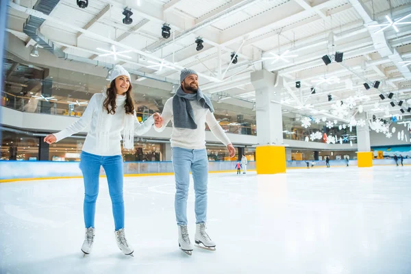 Coppia Felice Che Tiene Mano Mentre Pattina Sulla Pista Pattinaggio — Foto Stock