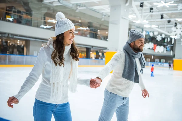 Couple Heureux Tenant Main Tout Patinant Sur Patinoire Ensemble — Photo