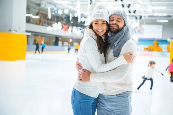 Szeretettel Átölelve Miközben Korcsolyázás Ice Rink Együtt Pár Oldalnézetből — Stock Fotó