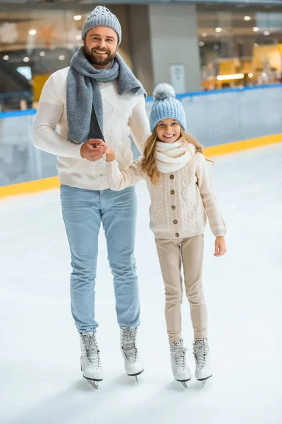 아버지와 스케이트장에 — 무료 스톡 포토