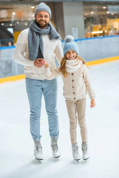 Alegre Padre Hija Tomados Mano Mientras Que Pie Pista Patinaje — Foto de stock gratuita