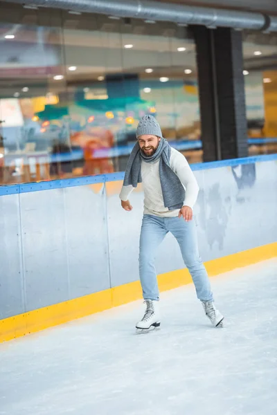 Hombre Barbudo Sombrero Punto Suéter Patinaje Pista Hielo — Foto de Stock