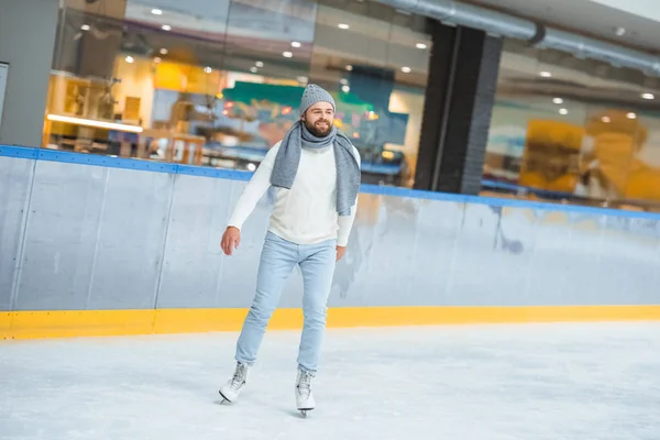 Uomo Barbuto Maglia Cappello Maglione Pattinaggio Pista Ghiaccio — Foto stock gratuita