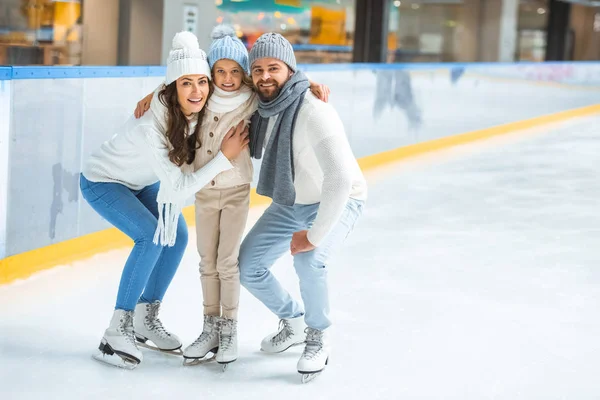 부모와 스웨터 스케이트장에 카메라를 — 스톡 사진