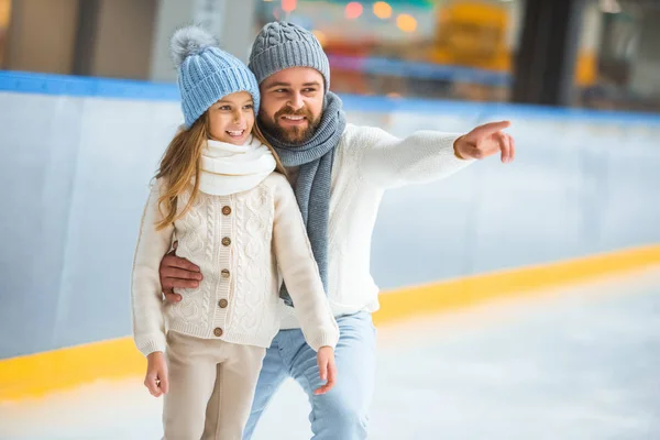 Glückliche Kleine Tochter Und Vater Auf Der Eisbahn — Stockfoto