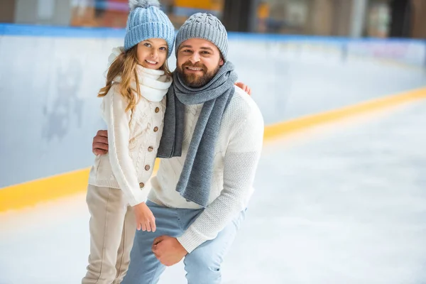 Portrait Happy Little Daughter Father Skating Rink — Free Stock Photo