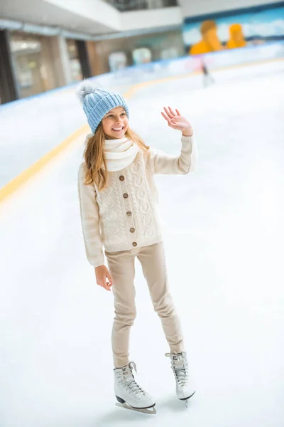 Enfant Joyeux Pull Patins Saluant Quelqu Sur Patinoire — Photo